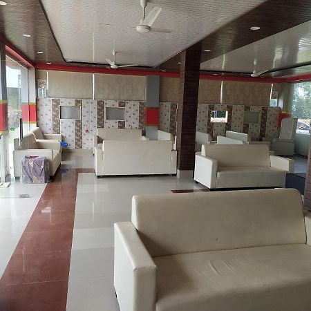 Oyo 82476 Royal Garden Газиабад Екстериор снимка