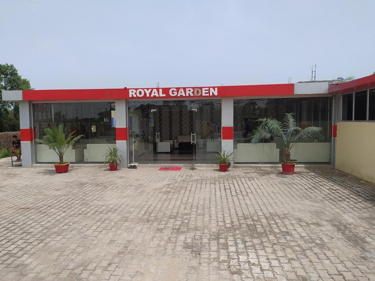 Oyo 82476 Royal Garden Газиабад Екстериор снимка