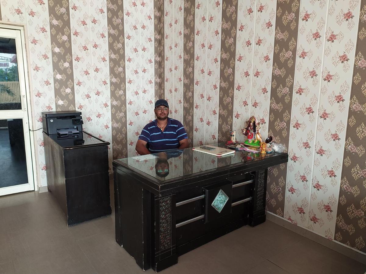Oyo 82476 Royal Garden Газиабад Екстериор снимка