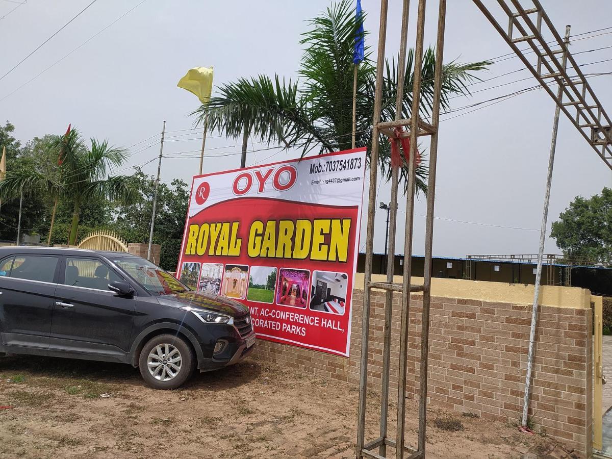 Oyo 82476 Royal Garden Газиабад Екстериор снимка