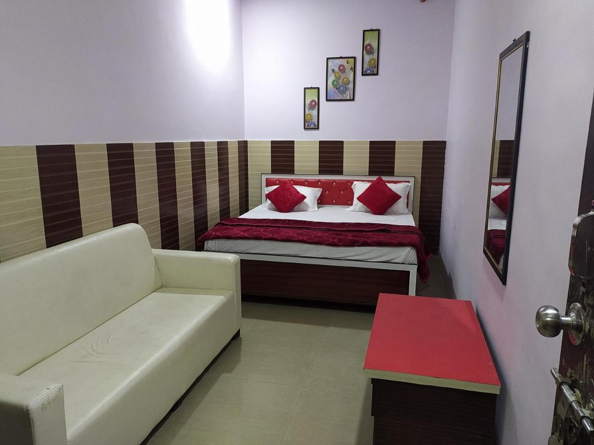 Oyo 82476 Royal Garden Газиабад Екстериор снимка