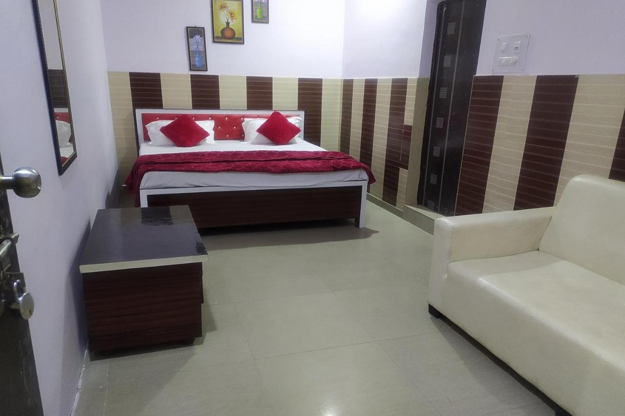 Oyo 82476 Royal Garden Газиабад Екстериор снимка