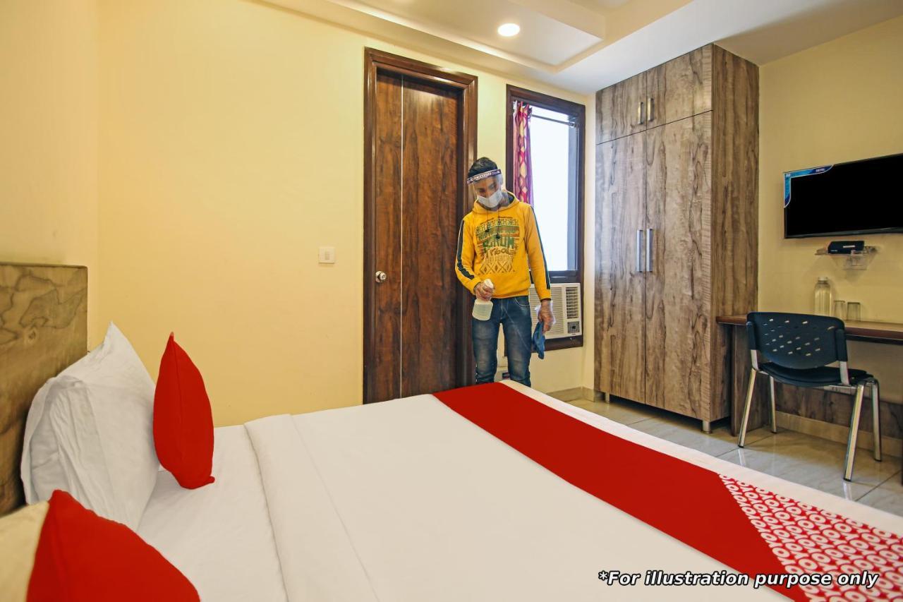 Oyo 82476 Royal Garden Газиабад Екстериор снимка